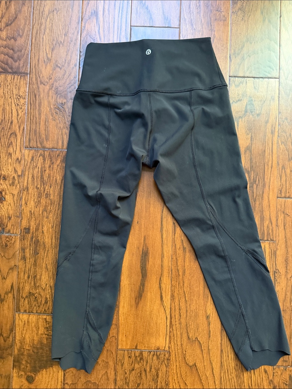 Lululemon Women’s scalloped edge leggings in black, size 8 - Picture 2 of 2